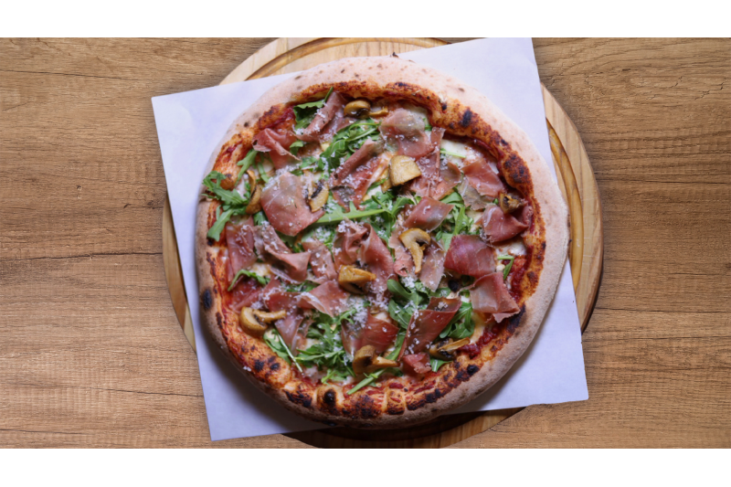Pizza Prosciutto and mushrooms