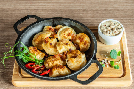 Вареники смажені із шкварками та грибним соусом 250г/50г  